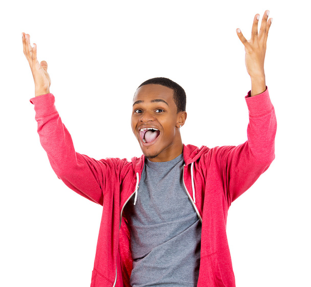 Detailní portrét super šťastný vzrušený usmívající se mladý muž v červeném kapucí s rukama nahoře ve vzduchu - Fotografie, Obrázek