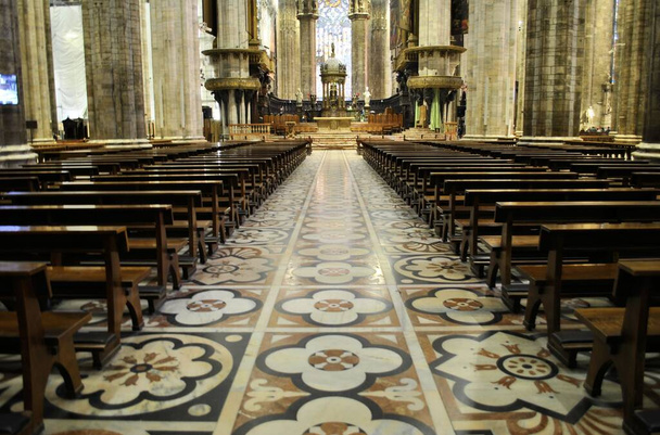 Sisätilojen tyhjä kirkko antiikin keskiaikainen historiallinen muistomerkki vanha arkkitehtuuri Milano Italia tausta - Valokuva, kuva