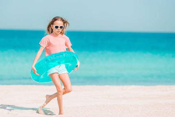 Χαριτωμένο κοριτσάκι στην παραλία κατά τη διάρκεια των διακοπών στην Καραϊβική - Φωτογραφία, εικόνα