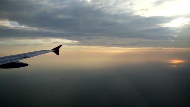 Légijármű-szárny és Kék-tenger vitorlás hajókkal naplementekor - Felvétel, videó