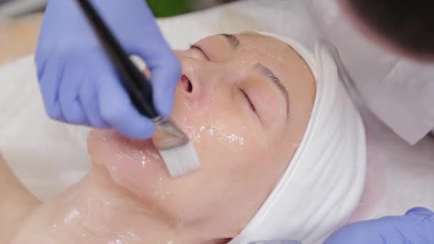 Profi kozmetikus, aki arcmaszkot visel egy nőre.. - Felvétel, videó