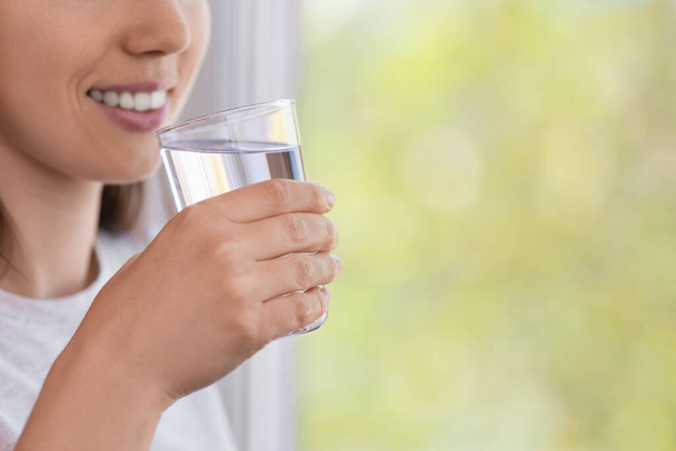 woman drinks water - Фото, зображення