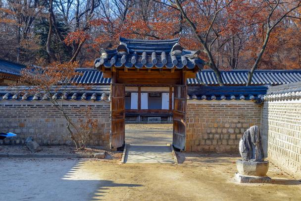 Soul, Jižní Korea 1 / 12 / 2020 Changdeokgung je nejzachovalejším z "Five Grand Palaces" dynastie Joseon. Tento snímek je z tajné zahrady (Huwon) za palácem, v Soulu, Korea. - Fotografie, Obrázek