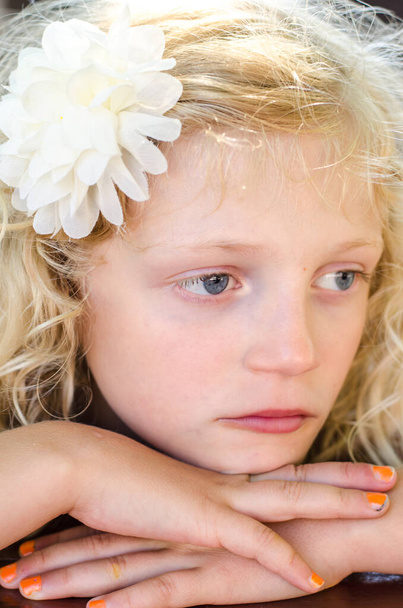 close-up van kinderen gezicht met pensatieve trieste uitdrukking - Foto, afbeelding