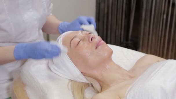 プロの美容師は女性の顔からマスクを洗います. - 映像、動画