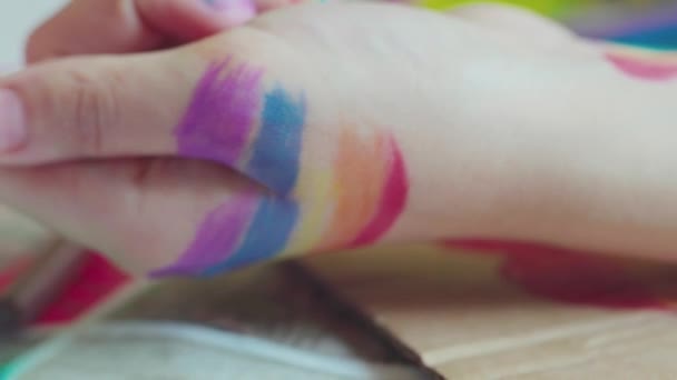 Il giorno dell'orgoglio. Donna che disegna una bandiera arcobaleno sulle unghie. Nail art in stile LGBTQ e body art. Festa dell'orgoglio 2020. Diritti umani, parità di genere
 - Filmati, video