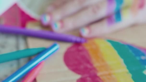 プライドの日だ。爪に虹の旗を描く女性。LGBTQスタイルのネイルアートとボディアート。2020年のプライドフェスティバル。人権、男女共同参画の概念 - 映像、動画