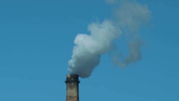 Kouřící tovární komíny ve městě proti obloze - Záběry, video