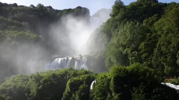 Водопад Мармор самый высокий в Европе находится в Умбрии, снятый в нижнем парке - Кадры, видео