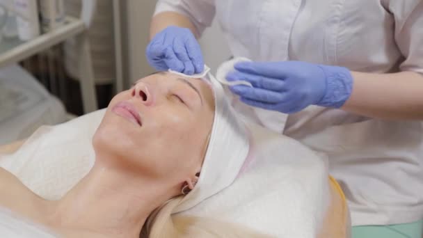 Професійний косметолог вимиває маску з обличчя жінки
. - Кадри, відео
