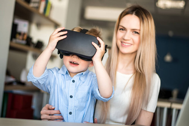Madre con niño están estudiando gafas con realidad virtual
 - Foto, Imagen