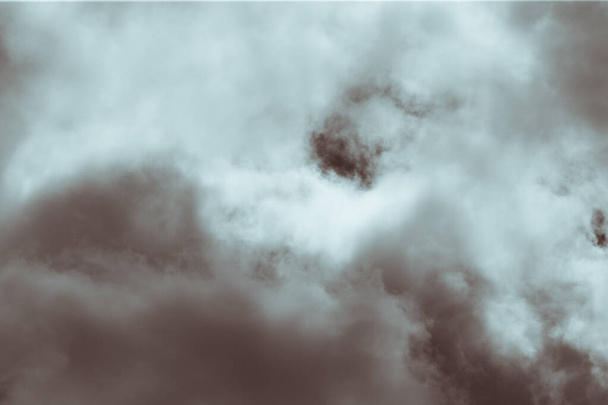 Pörröiset pilvet peittävät kesän sinisen taivaan
 - Valokuva, kuva