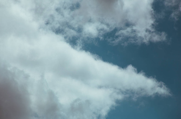 Bolyhos felhők borítják a nyári kék eget. - Fotó, kép