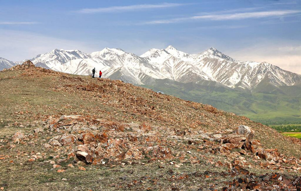 Kırgızistan 'ın Tian Shan dağlarıyla Song kul Gölü' nün güzel manzarası. - Fotoğraf, Görsel