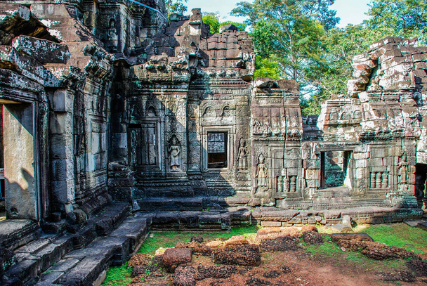 Sculptures complexes sur les bâtiments anciens d'Angkor Wat
 - Photo, image