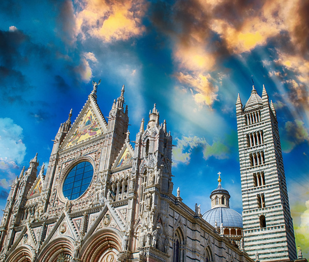 Katedrála v Sieně proti světlé obloze slunce v Toskánsku, - Fotografie, Obrázek