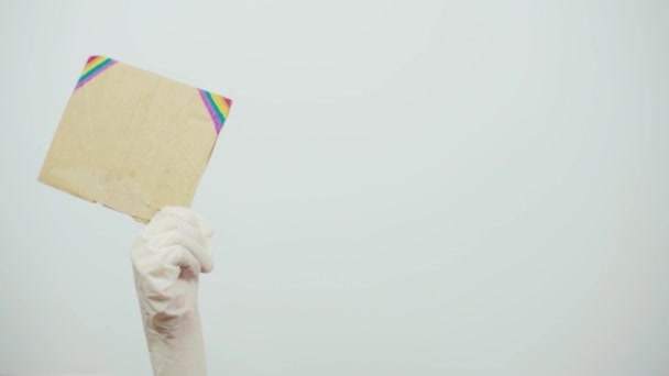 LGBTQ φιλικό προς το σύστημα υγείας εργαζόμενος κρατώντας χειροποίητα πλακάτ με χώρο αντίγραφο. ΛΟΑΤΚΙ γιατρός μάχεται στην πρώτη γραμμή κατά του ιού της στέψης. - Πλάνα, βίντεο