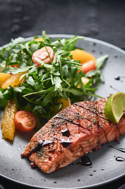 Hot smoked salmon with arugula salad, cherry tomato and orange. Healthy eating - Foto, immagini