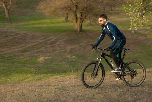 cyclist rides through the woods - Valokuva, kuva