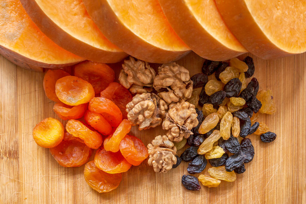 Fruits secs, noix et citrouille - composants pour les plats végétariens, aliments sains et diététiques
. - Photo, image