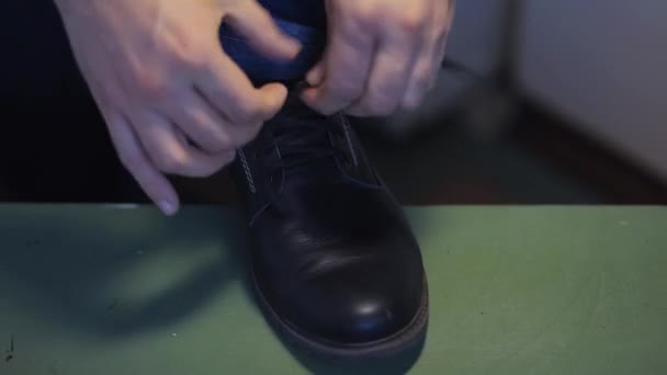 Hombre de encaje hasta zapatos de cuero negro, primer plano - Metraje, vídeo