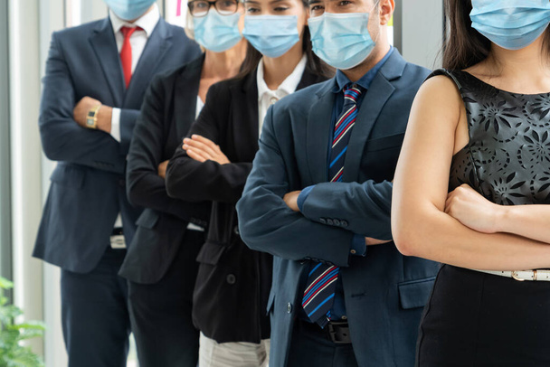 Las personas de negocios seguras con máscara facial protegen del Coronavirus o COVID-19. Concepto de ayuda, apoyo y colaboración juntos para superar la epidemia de Coronavirus o COVID-19 para reabrir el negocio
. - Foto, imagen