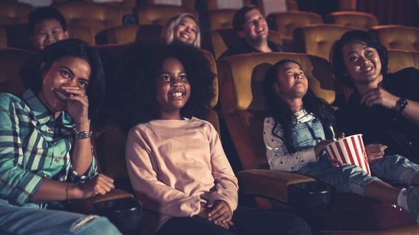 Az emberek filmet néznek a moziban. Csoportos kikapcsolódás és szórakoztatás koncepciója. - Fotó, kép
