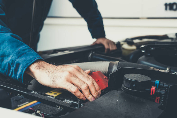 Professional mechanic providing car repair and maintenance service in auto garage. Car service business concept. - Fotoğraf, Görsel