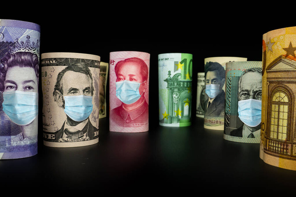 Международные валютные деньги включают в себя доллар США, евро валюта, британский фунт стерлингов, австралийский доллар, Китай юань и Япония иена лицо концепции коронавирусной болезни COVID-19 экономического кризиса
. - Фото, изображение