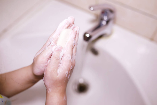 Hygiëne regels. Handwas voor de maaltijd. Antibacteriële behandeling handen met zeep. Een manier om virusinfectie te voorkomen. Bescherming tegen het coronavirus. - Foto, afbeelding