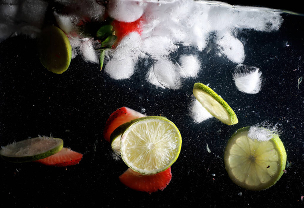 Σταγόνες νερού σε ώριμα γλυκά φρούτα και μούρα. Φρέσκα φρούτα φόντο με αντίγραφο χώρο για το κείμενό σας. Vegan και χορτοφαγική έννοια. - Φωτογραφία, εικόνα