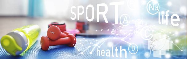 Sport en gezonde levensstijl. Accessoires voor sport. Yoga mat halter en springtouw. Sport achtergrond met home oefeningen concept. - Foto, afbeelding