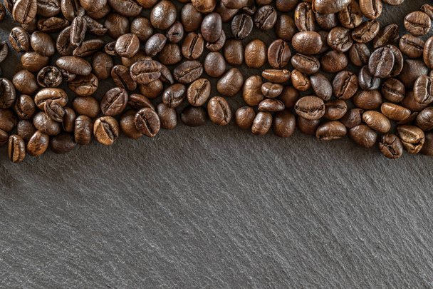 Tasse Kaffee trinken Espresso Hintergrund vorhanden. Dunkle Bohnen zum Frühstück mit schwarzem Koffein in Cafés. Braun geröstete Kaffeesamen isoliert für Energie-Mokka, Cappuccino-Zutat. Kopierraum, Ansicht von oben - Foto, Bild