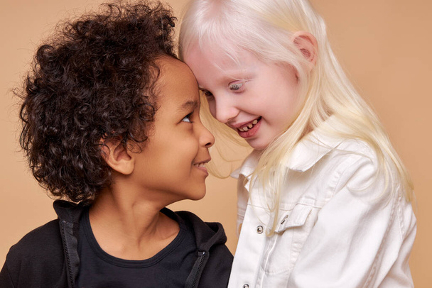 friendship between two children of different nationalities - Foto, Bild