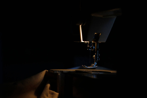 Швейная машинка ночью
. - Фото, изображение