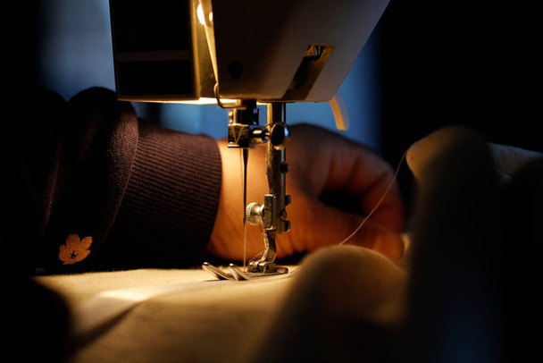Máquina de coser en la noche
. - Foto, imagen