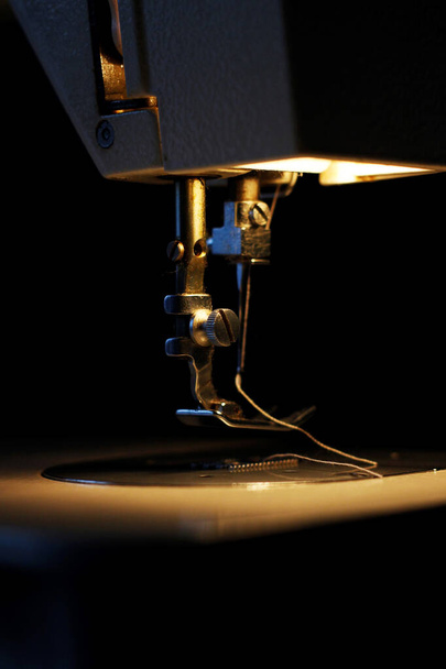 Máquina de coser en la noche
. - Foto, Imagen