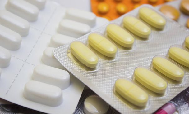 Багато таблеток і капсул на білому тлі - захист від грипу під час карантину, коронавірусу, ковідо19
 - Фото, зображення