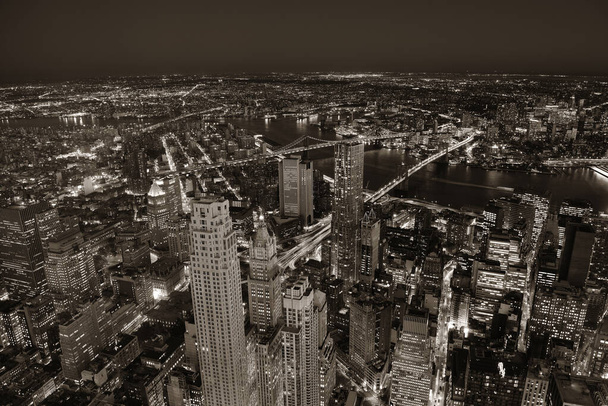 ニューヨーク市のダウンタウンでの都市高層ビルのビュー黄昏の屋上 - 写真・画像