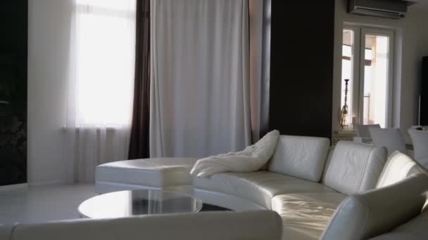 現代の黒と白のインテリア。窓に対する半円形の革のソファ. - 映像、動画