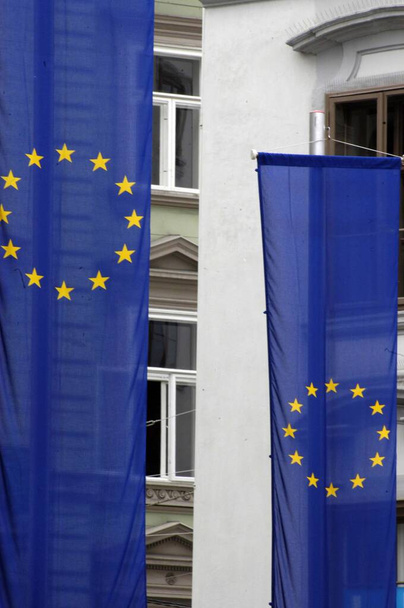 Bandera de la Unión Europea, bandera azul con estrellas amarillas que representan a la UE - Foto, Imagen