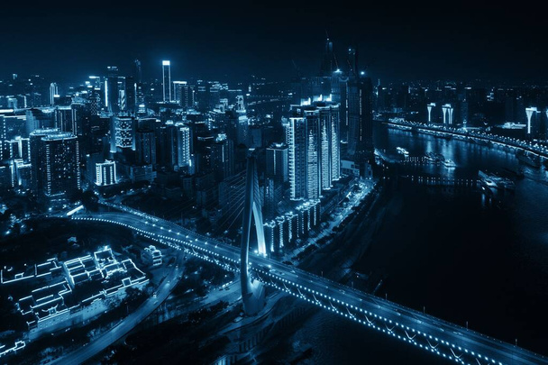 中国重慶市での夜の橋や都市建築の空中ビュー. - 写真・画像