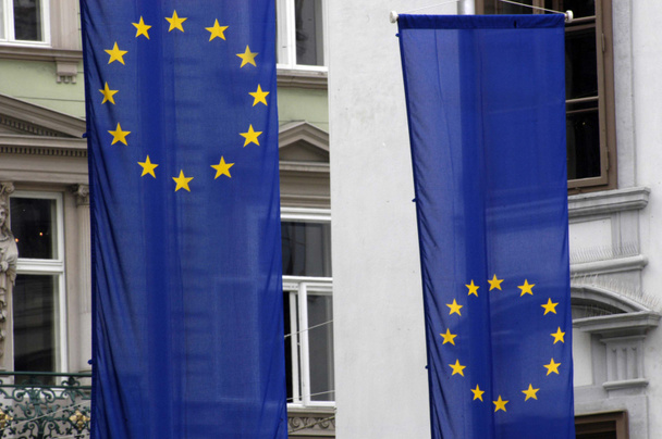 Euroopan unionin lippu, sininen lippu ja keltaiset tähdet edustavat EU:ta - Valokuva, kuva