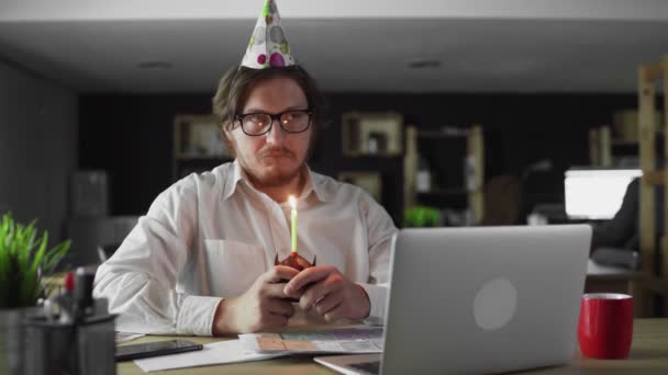 Sad businessman celebrating a lonely birthday in the office - Video