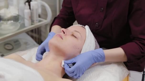 Profesjonalny kosmetyk wyciera kobiecie twarz podkładkami bawełnianymi. - Materiał filmowy, wideo
