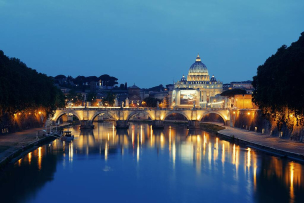 Rio Tibre em Roma com a Basílica de São Pedro da Cidade do Vaticano e Ponte Sant Angelo à noite - Foto, Imagem