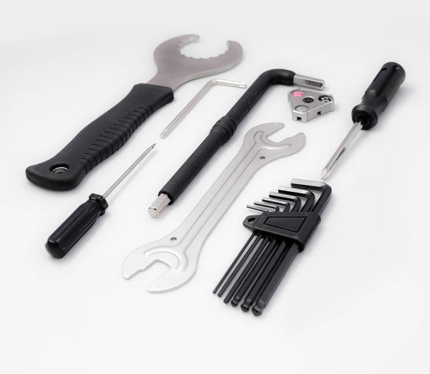 kit de herramientas de bicicleta sobre un fondo blanco aislado
 - Foto, imagen
