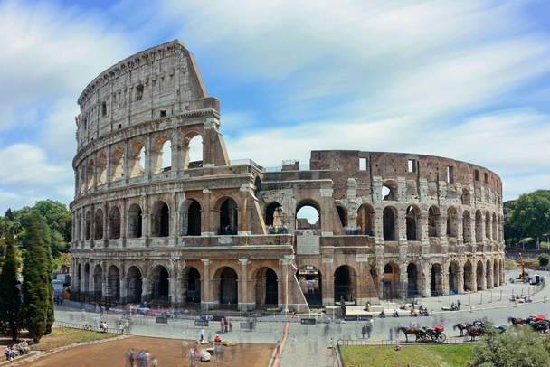 Koloseum z długą ekspozycją, znany na całym świecie zabytek i symbol Rzymu, Włochy. - Zdjęcie, obraz