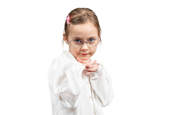 πορτρέτο του όμορφου μικρού κοριτσιού με γυαλιά - Φωτογραφία, εικόνα