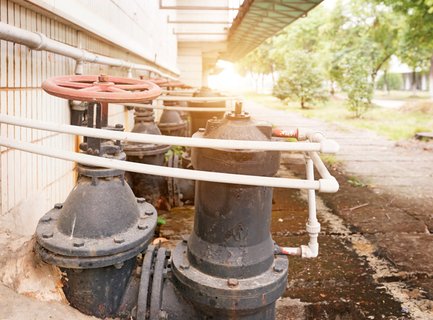 Tuyau d'eau dans une usine de traitement des eaux usées
 - Photo, image